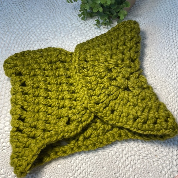 Handcrafted loopy knit neck warmer - Picture 3 of 4